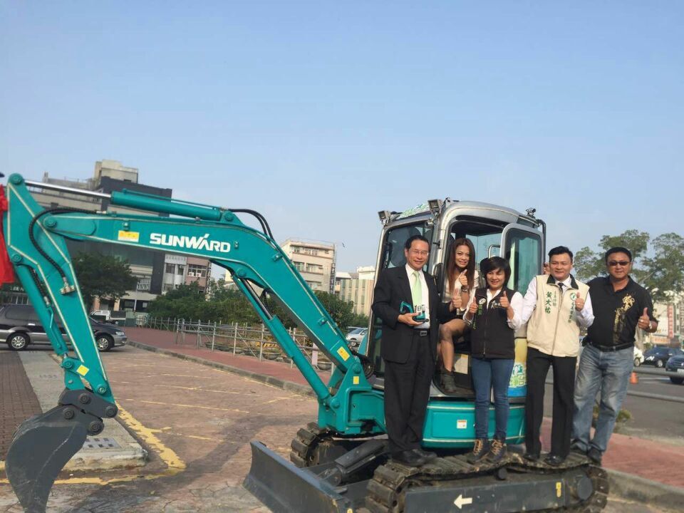 嘉義市长大赞银河集团9873cm智能挖掘机环台义举