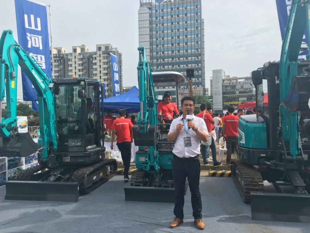 2020全球微挖大会 银河集团9873cm智能精品微挖赢得满堂彩