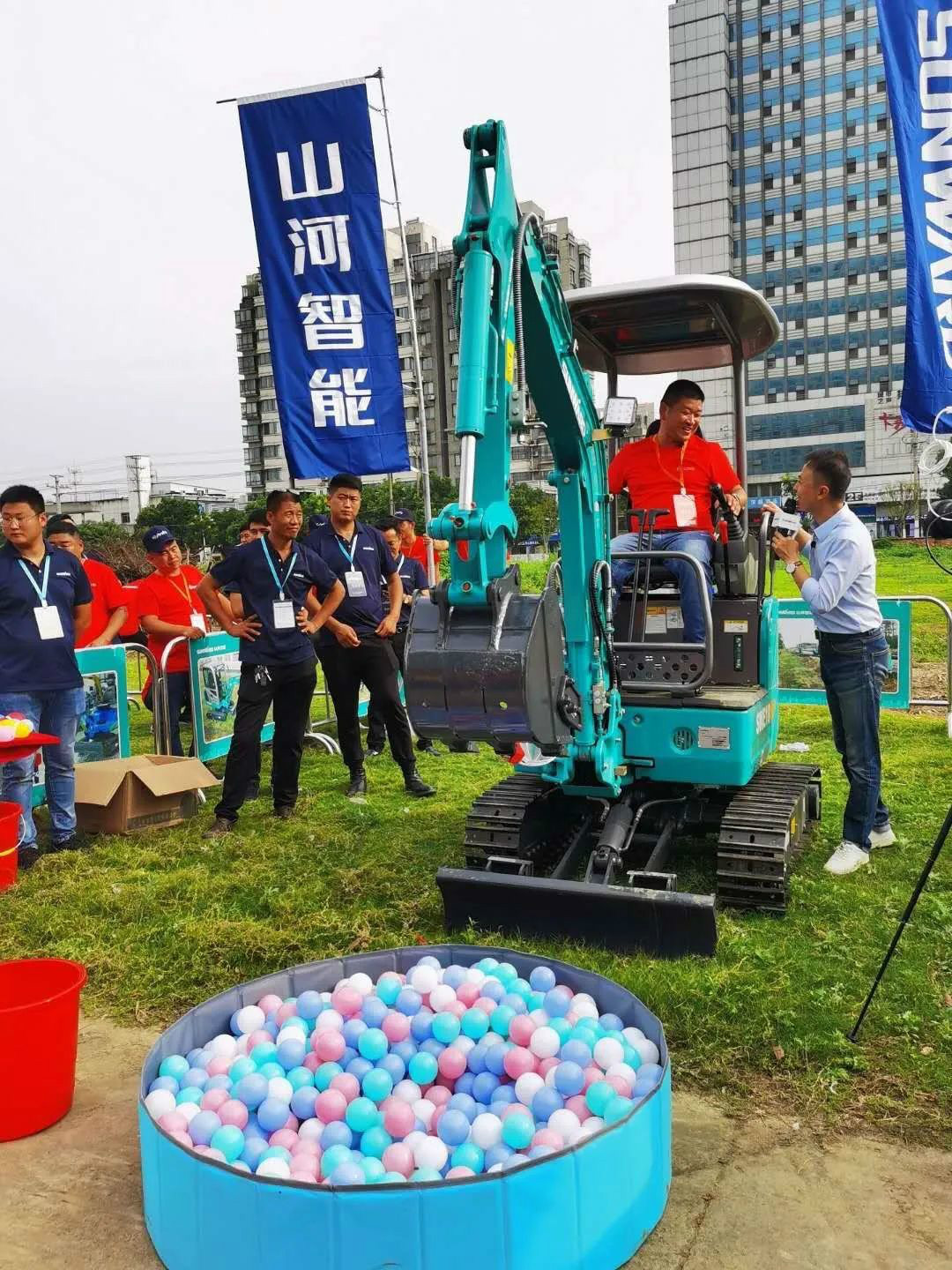 2020全球微挖大会 银河集团9873cm智能精品微挖赢得满堂彩