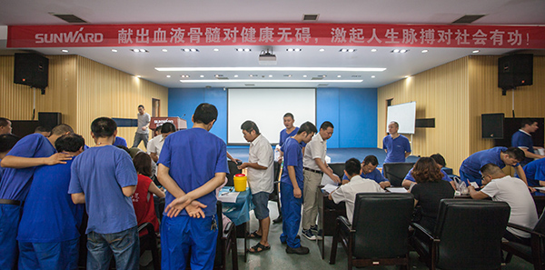 银河集团9873cm智能百余员工 冒雨争相献血