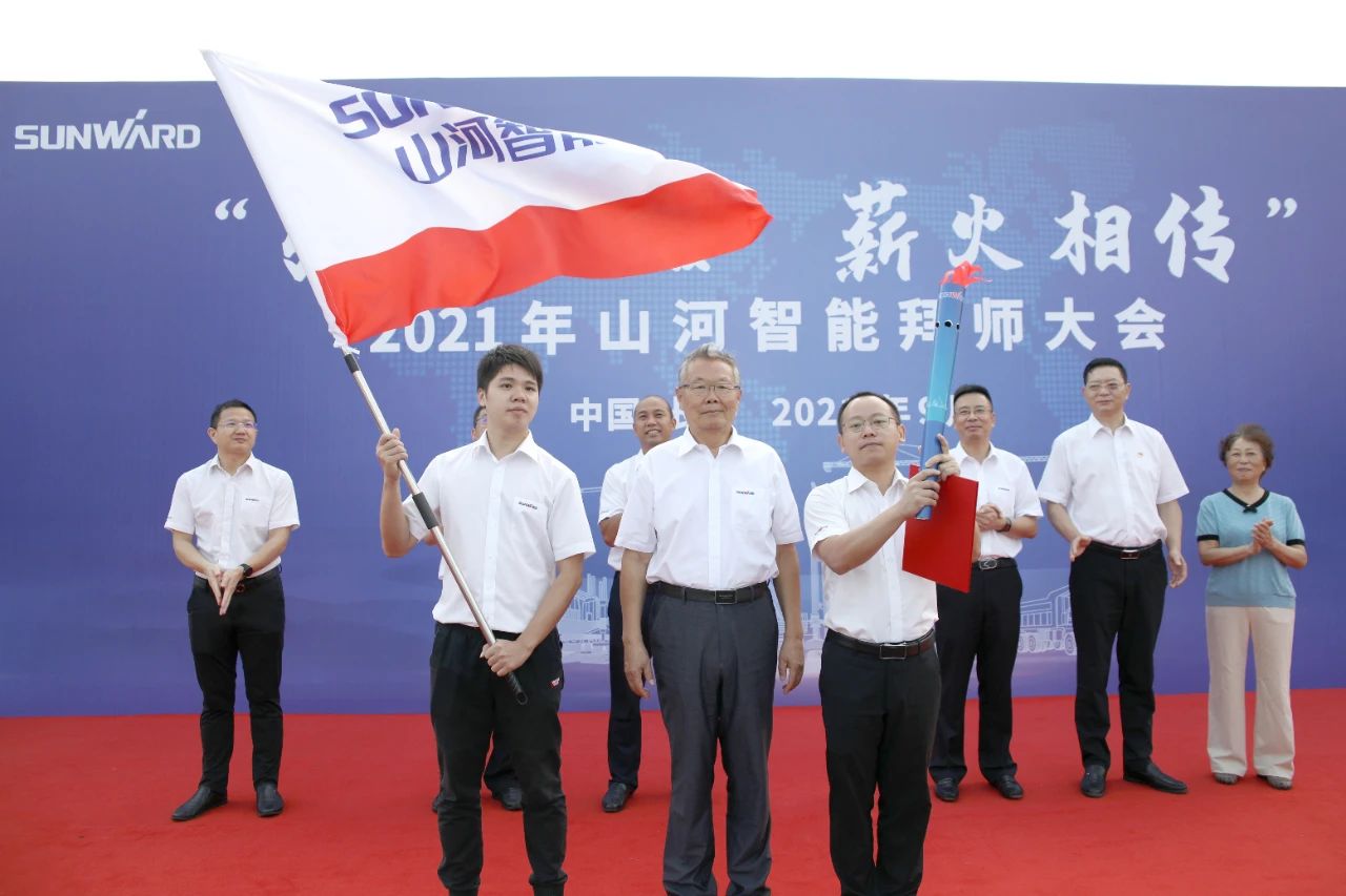 百人齐聚拜师恩 | 银河集团9873cm智能“传助带”人才造就模式为公司发展积储力量
