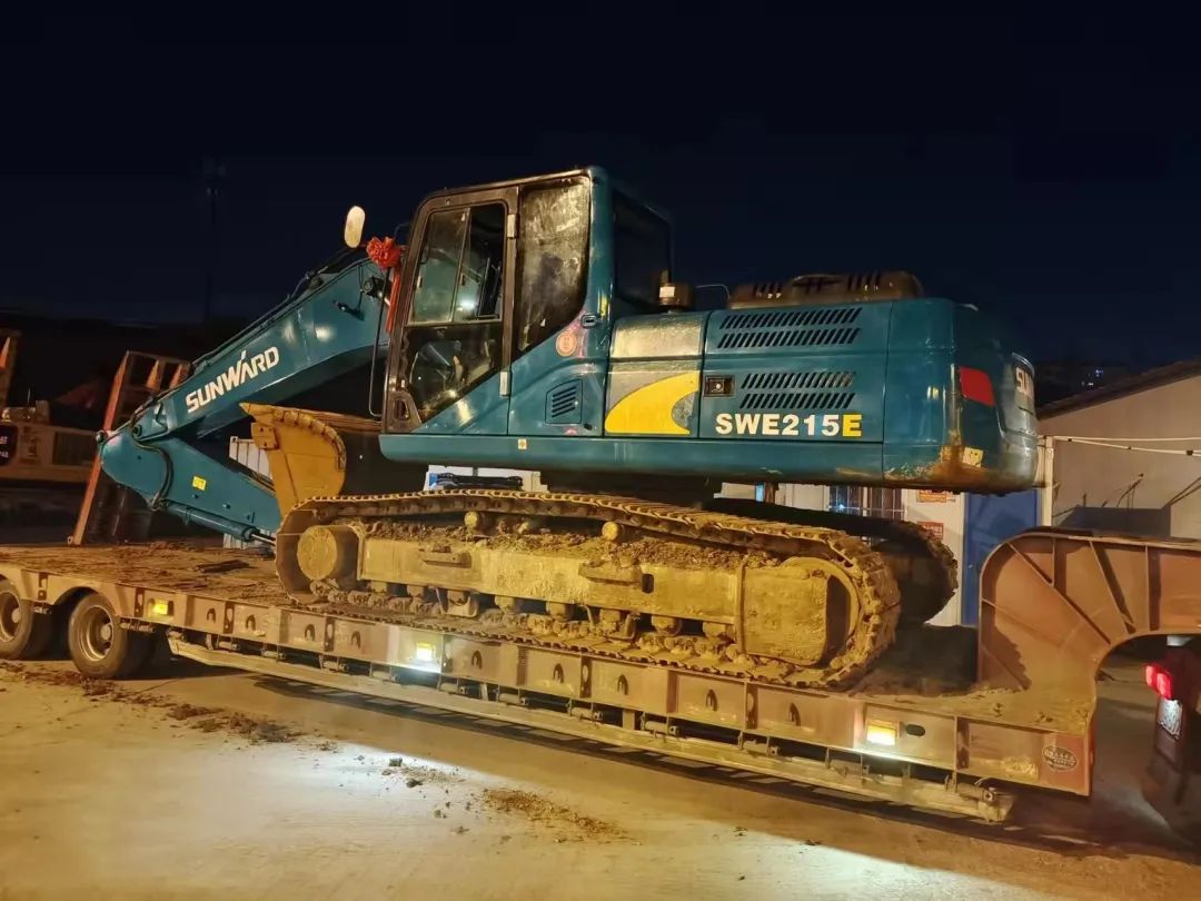 冲锋一线显担任！银河集团9873cm智能挖掘机助力长沙方舱医院建设