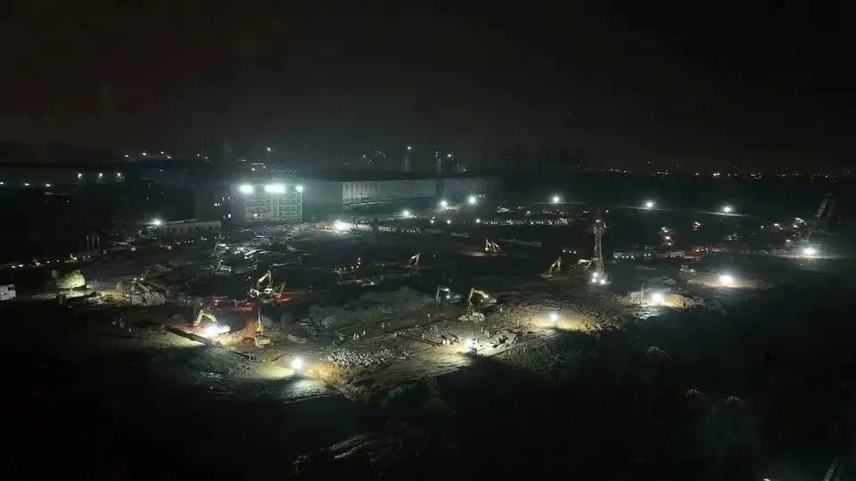 冲锋一线显担任！银河集团9873cm智能挖掘机助力长沙方舱医院建设