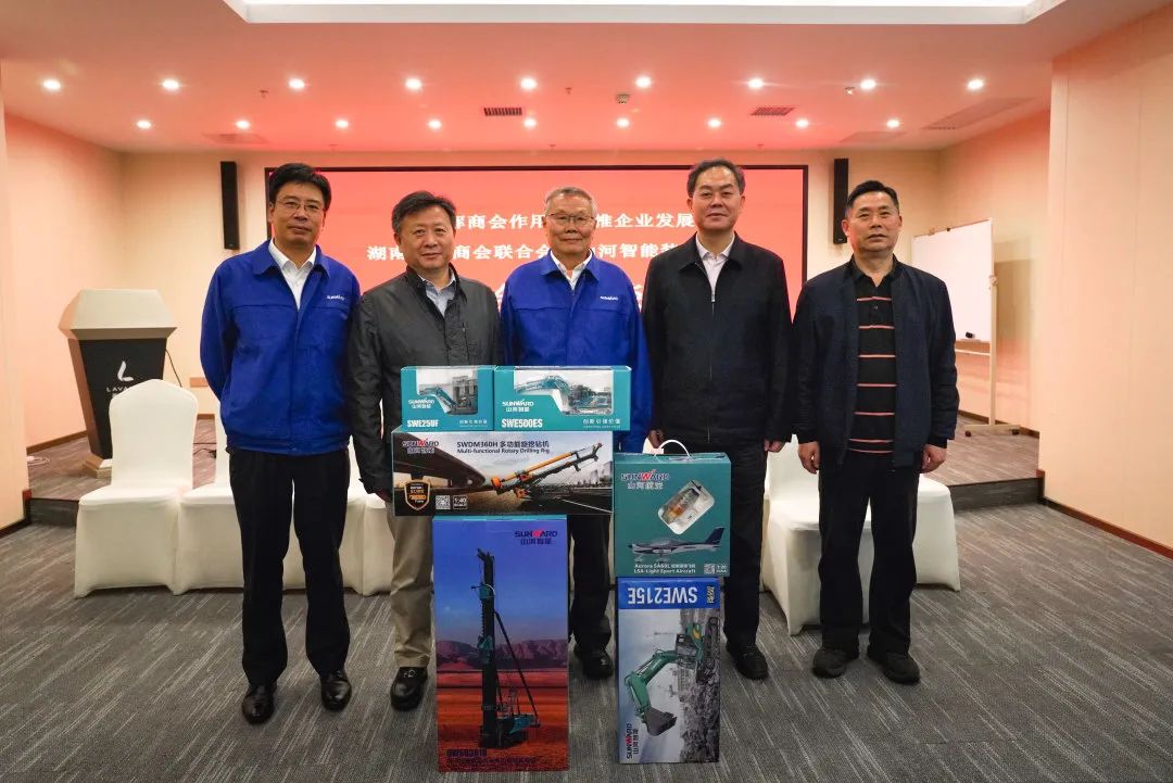 抱团出海，携手共赢！何清华带队赴湖南异地商会结合会造访互换