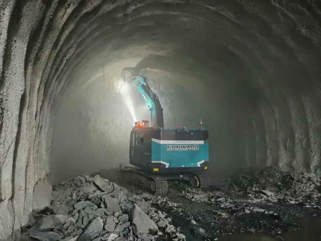 20220510085831_45137 征战川藏铁路!银河集团9873cm智能新一代电动挖掘机成功交付