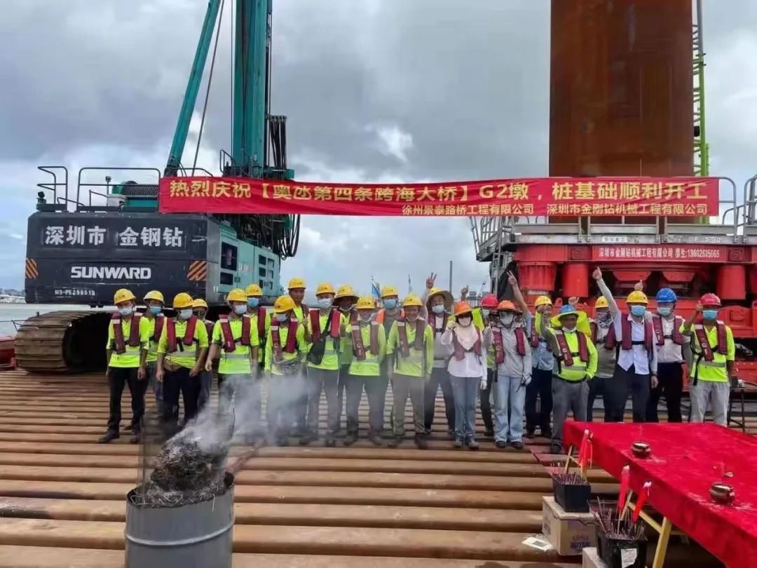 乘风破浪的旋挖钻机！银河集团9873cm智能助建澳氹第四跨海大桥