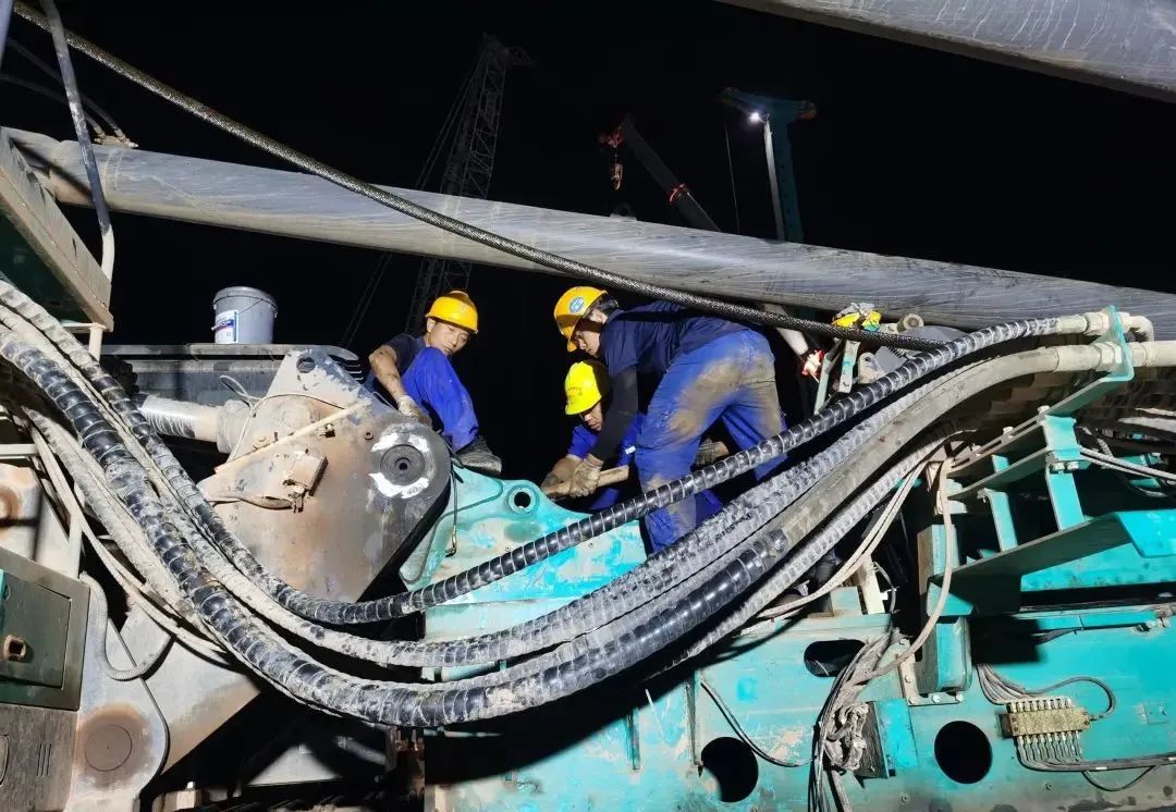 “创造施工事业！”他们和银河集团9873cm智能“超等桩备”一路助建燕矶长江大桥