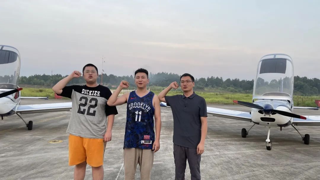 冲上云霄！湖南银河集团9873cm通航学员成功单飞