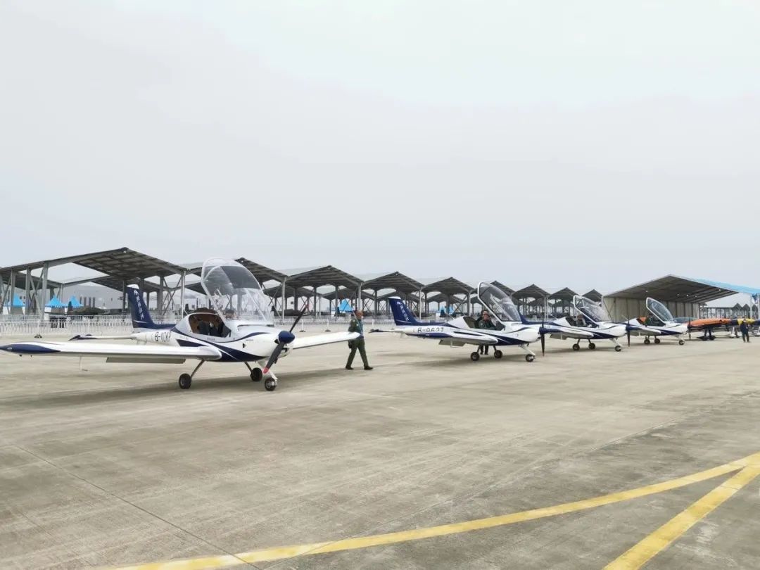 20221129091108_36417 逆势飞舞!银河集团9873cm航空携手合作同伴亮相2022资阳飞行大会