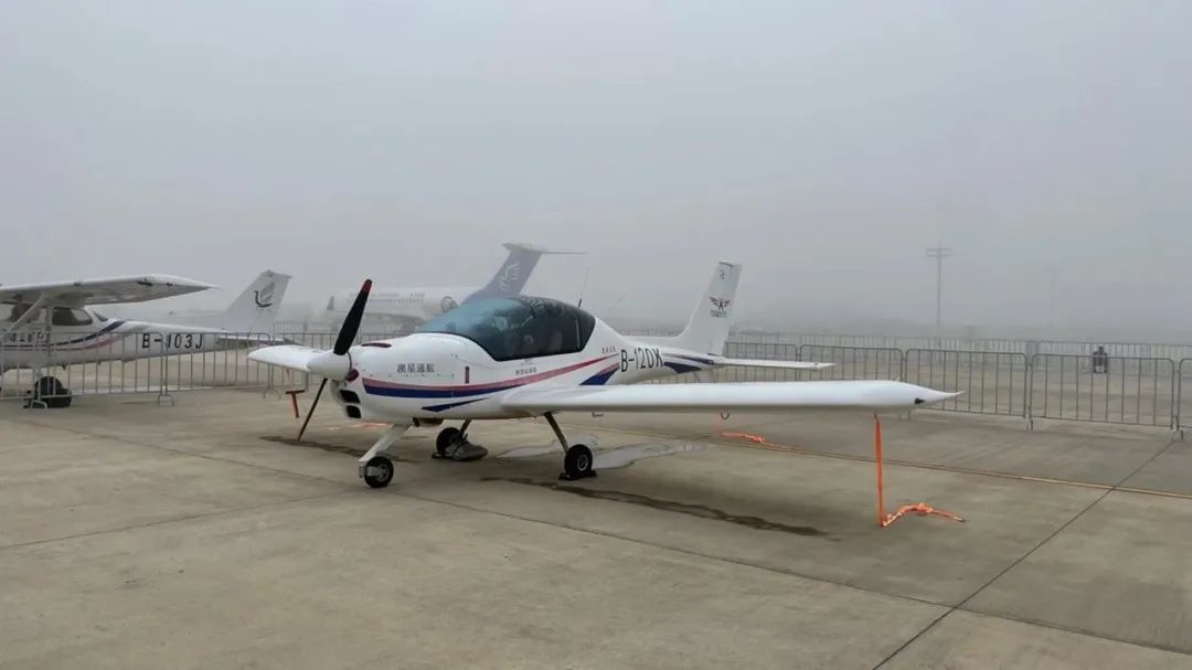 20221129091234_31798 逆势飞舞!银河集团9873cm航空携手合作同伴亮相2022资阳飞行大会
