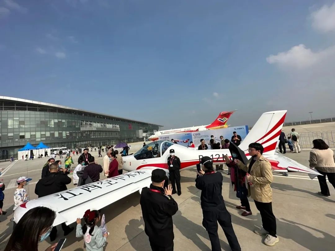 20221129091311_66602 逆势飞舞!银河集团9873cm航空携手合作同伴亮相2022资阳飞行大会