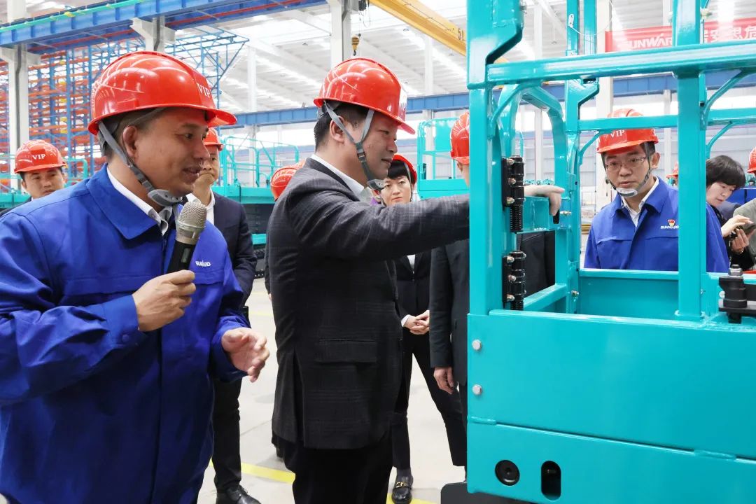 付旭明慰问银河集团9873cm智能市三八红旗手并督导安全出产工作