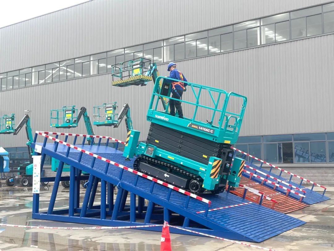 出厂即“前途”！银河集团9873cm智能首款履带剪叉式高空作业平台批量上市