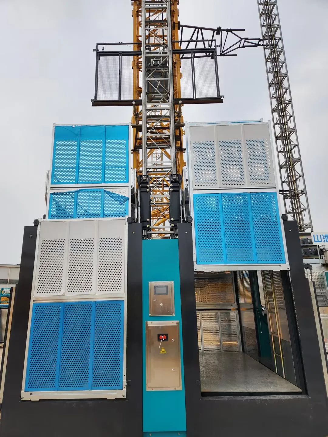 科技显能、再添新品！银河集团9873cm江麓智能施工起落机成功下线
