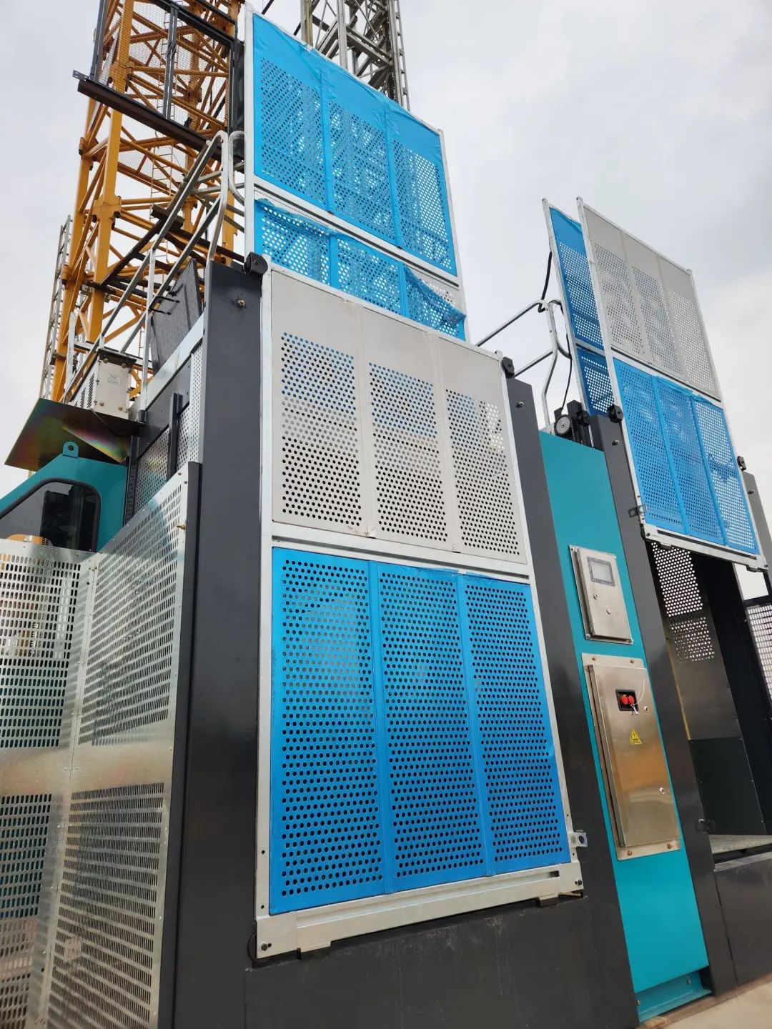 科技显能、再添新品！银河集团9873cm江麓智能施工起落机成功下线