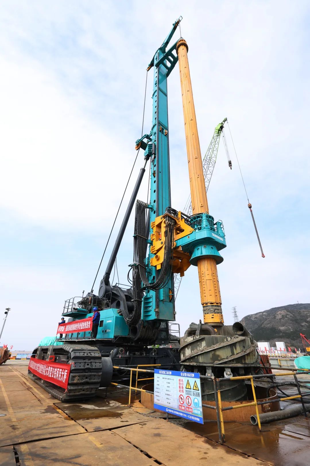 20230423173754_78538 超等设备助建超等工程!银河集团9873cm智能超等旋挖钻机SWDM1280推介会成功进行