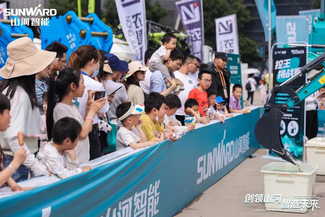 20230517084206_55854 精品出击、互动不休!银河集团9873cm智能F系列挖掘机闪灼长沙展