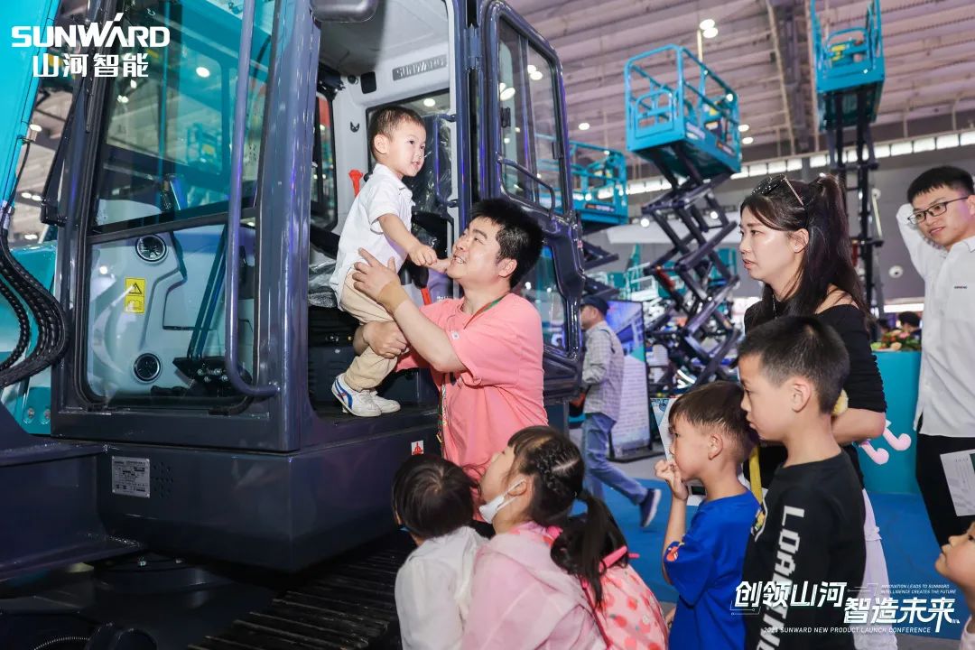 20230517084227_25286 精品出击、互动不休!银河集团9873cm智能F系列挖掘机闪灼长沙展