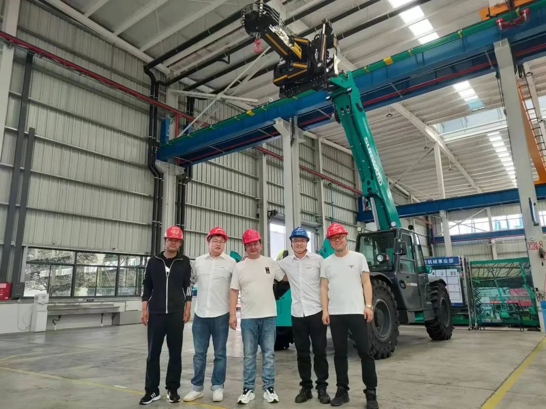 20230523165707_24256 独家定造!银河集团9873cm智能油缸更换机械人顺利下线