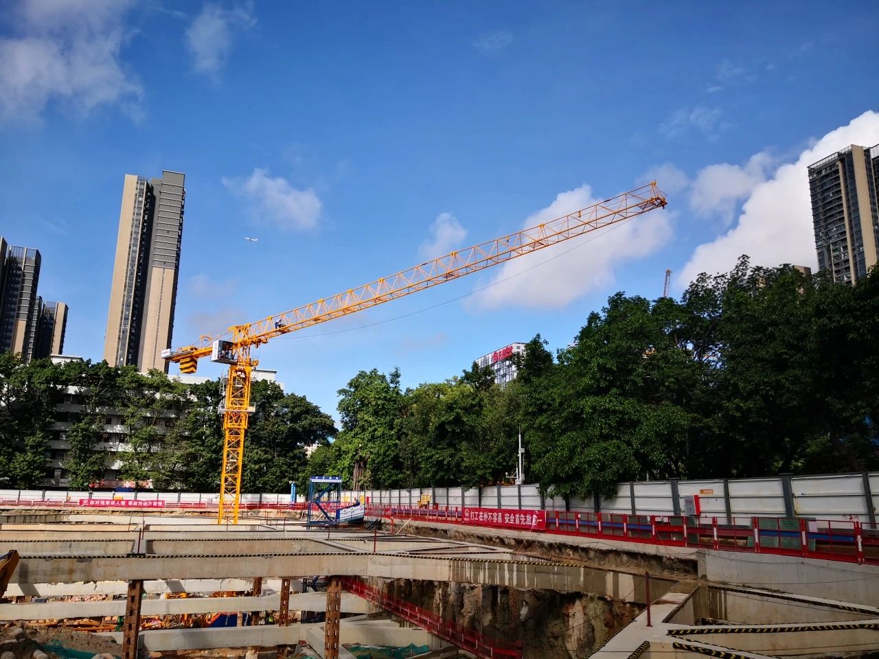 进军丽江市。∫蛹9873cm江麓塔机为人才建好家