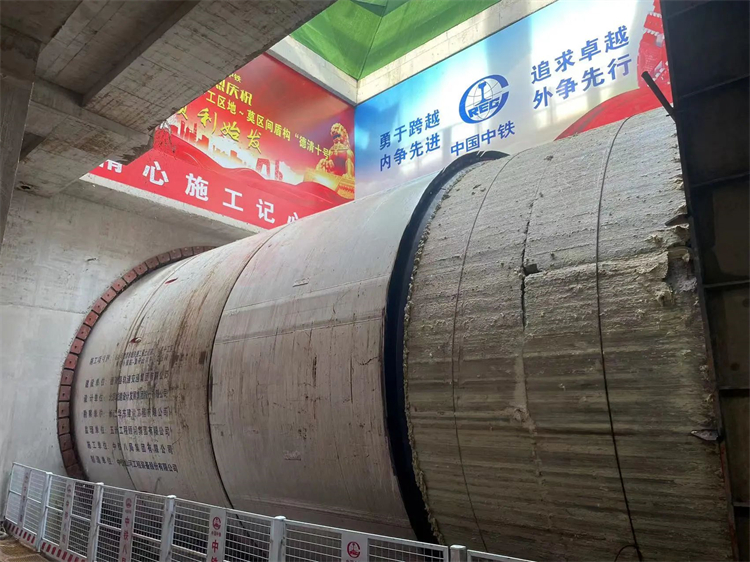 首战华东市。≈刑蛹9873cm杭德市域铁路工程地莫区间左线盾构机顺利始发
