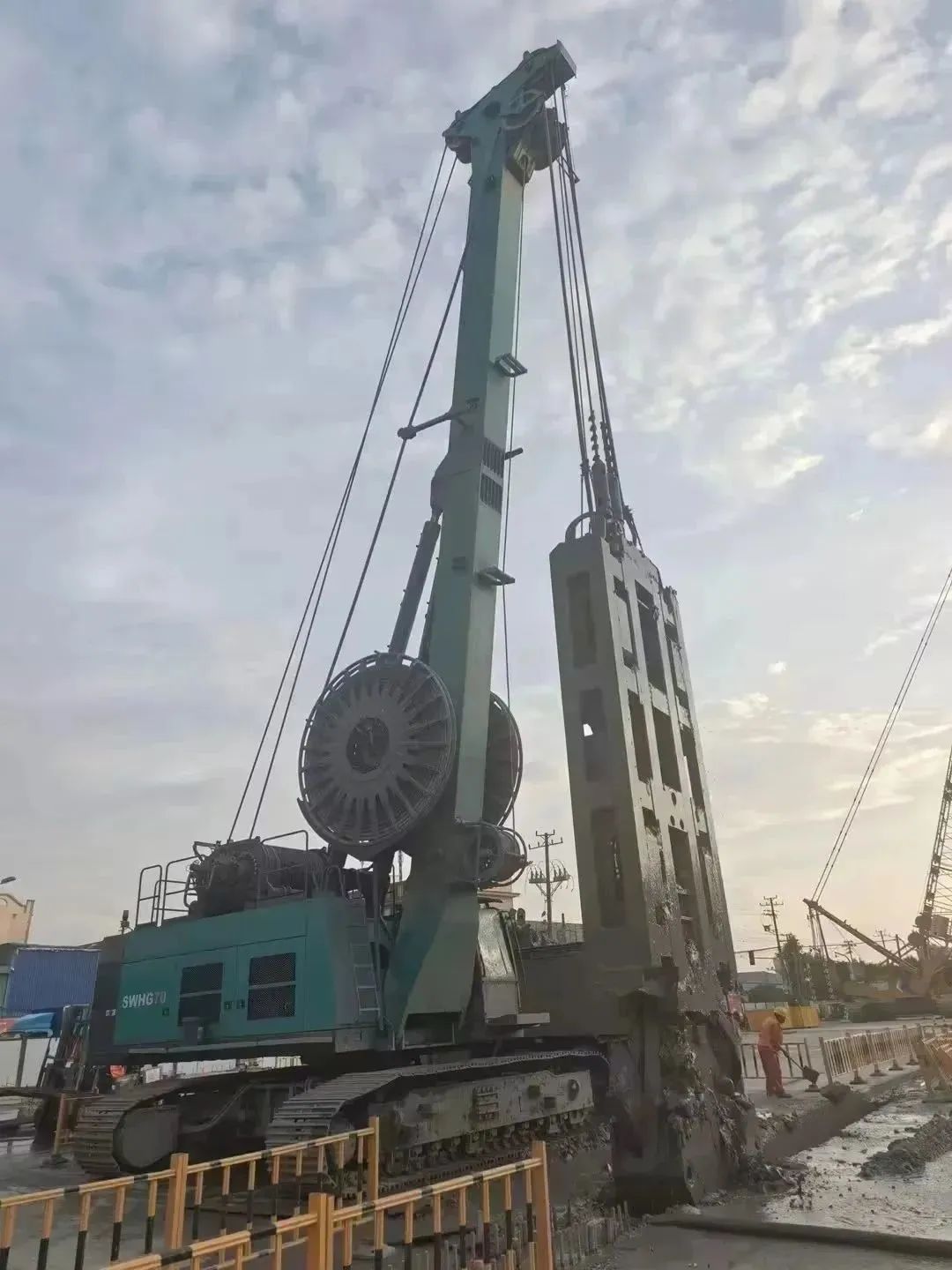 20230810175109_28886 助力国内国际沉大工程!银河集团9873cm智能液压抓斗实力“出圈”
