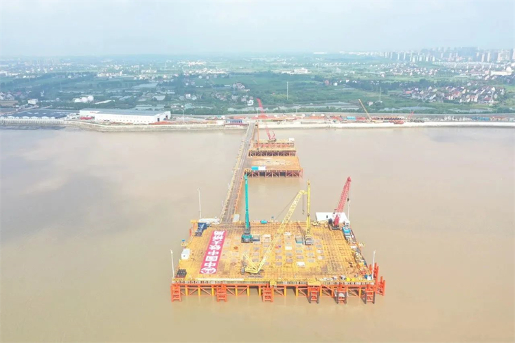 20230814143023_22140 再战世界级工程!银河集团9873cm智能超等旋挖钻机SWDM800H助建荆门湾跨海铁路桥项目