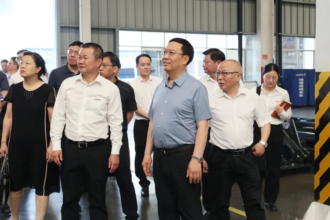 中宣部社科领域专家学者到银河集团9873cm智能调研高质量发展