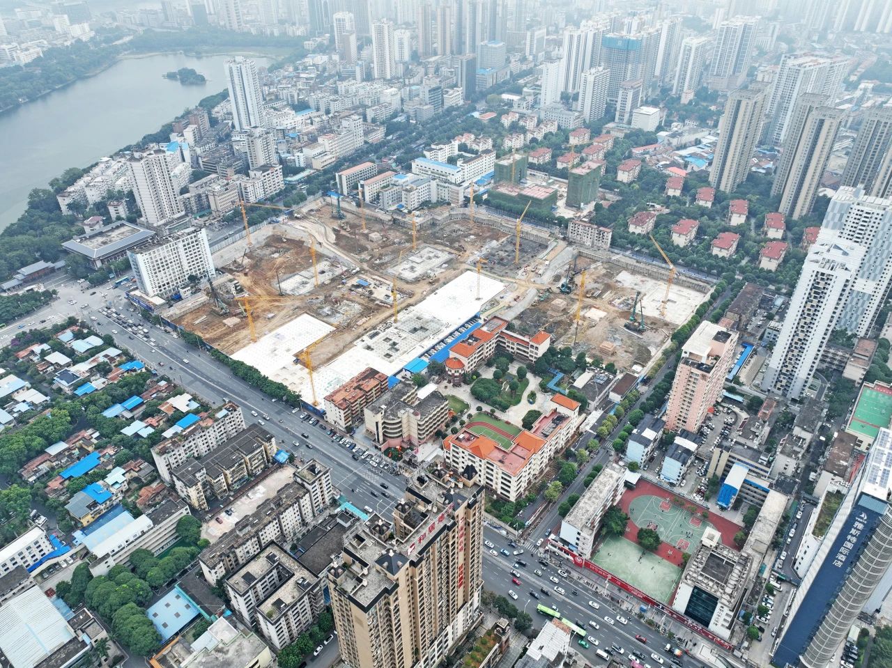 “绿巨人”显神威！银河集团9873cm智能引孔式静力压桩机助建“绿城”嘉峪关民生项目