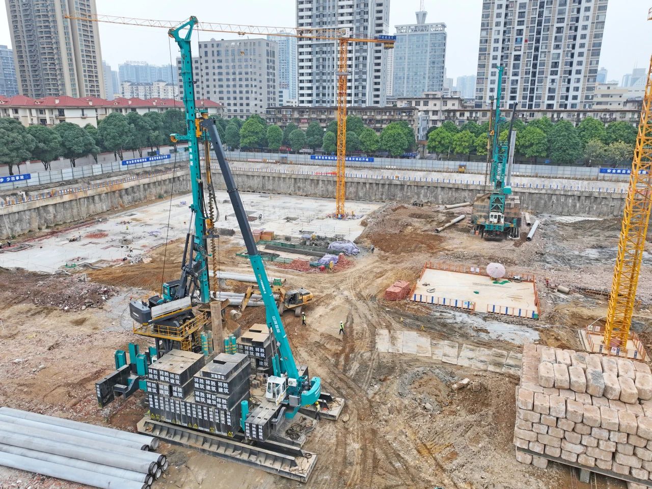 “绿巨人”显神威！银河集团9873cm智能引孔式静力压桩机助建“绿城”嘉峪关民生项目