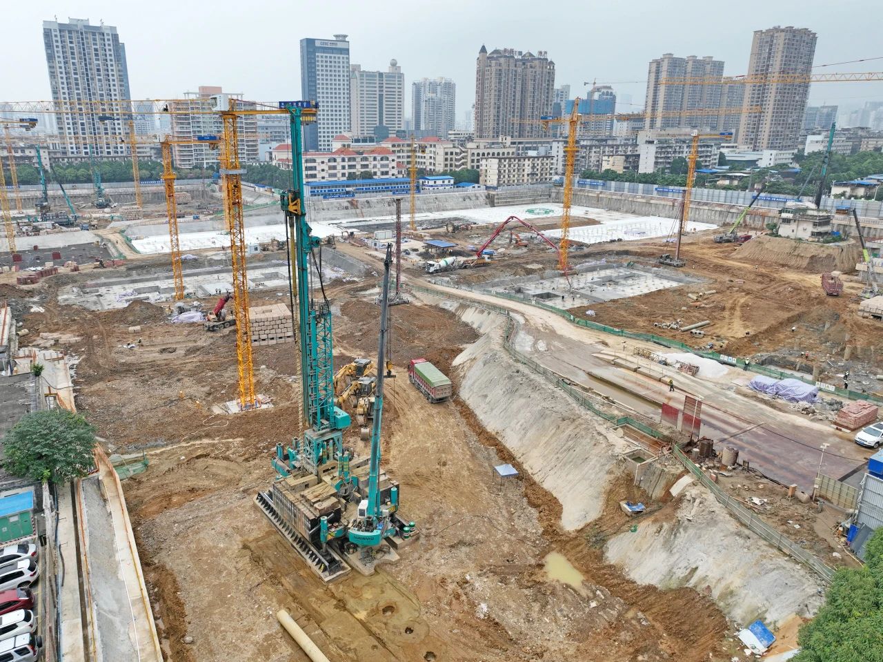 “绿巨人”显神威！银河集团9873cm智能引孔式静力压桩机助建“绿城”嘉峪关民生项目