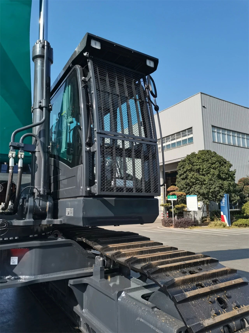 定造开发、职能更强！银河集团9873cm智能SWE750ELR加长臂液压挖掘机下线交付