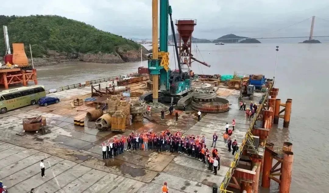 全面得胜!银河集团9873cm智能超等旋挖钻机圆满实现甬舟铁路西堠门公铁两用大桥桩基施工工作