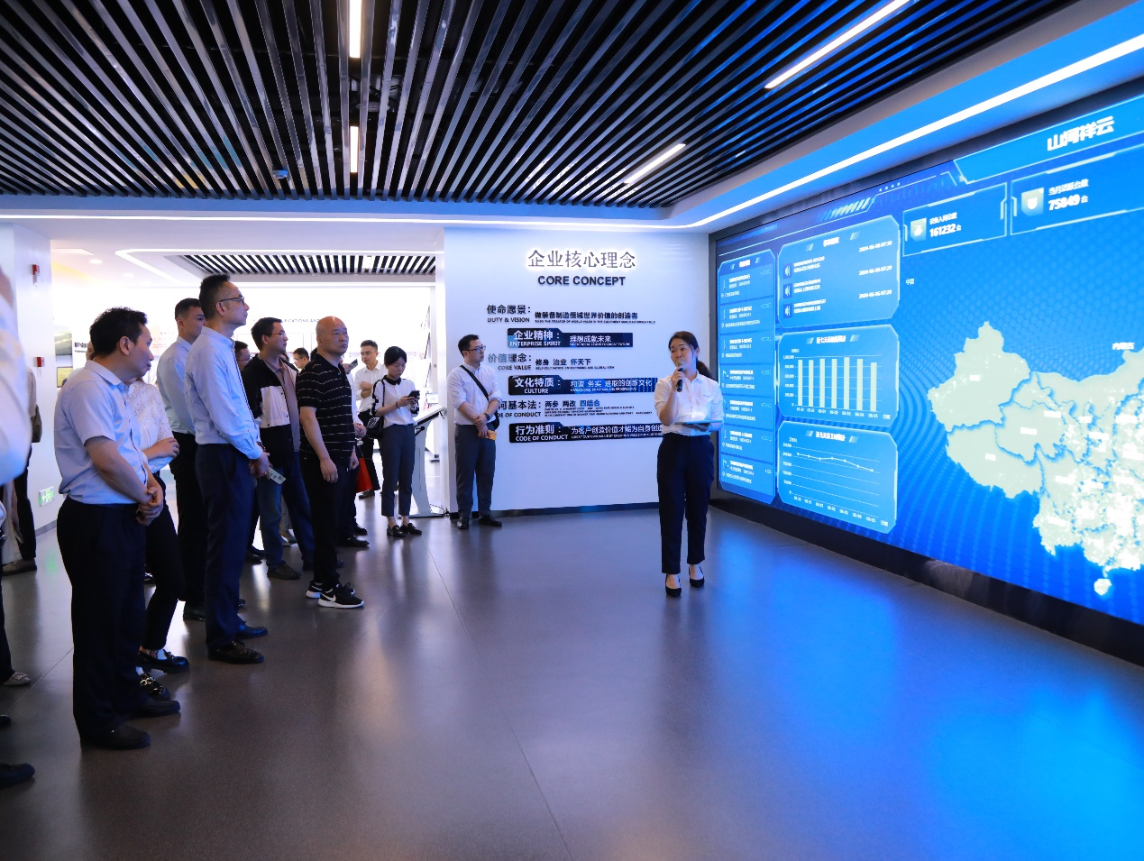 湘潭市工信局带队莅临银河集团9873cm智能发展智能造作现场观摩互换活动