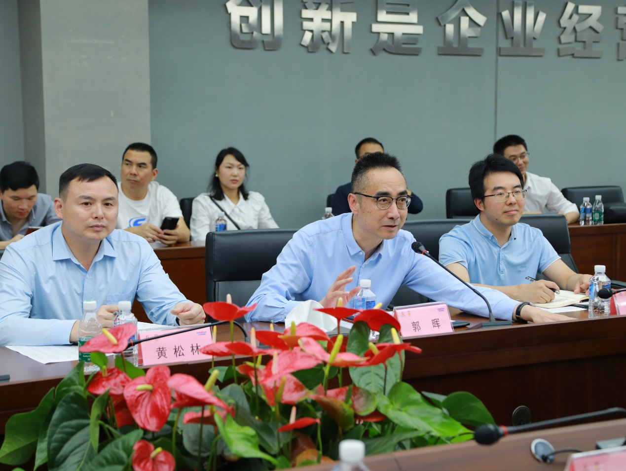 湘潭市工信局带队莅临银河集团9873cm智能发展智能造作现场观摩互换活动