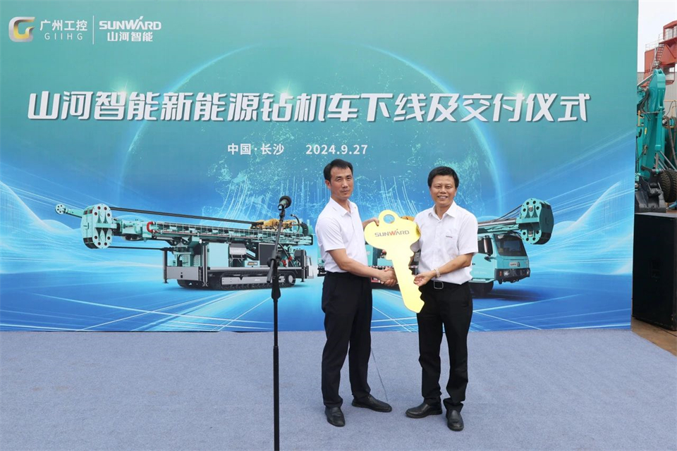 20240929082127_34662 引领绿色科技新篇章!银河集团9873cm智能新能源钻机成功交付