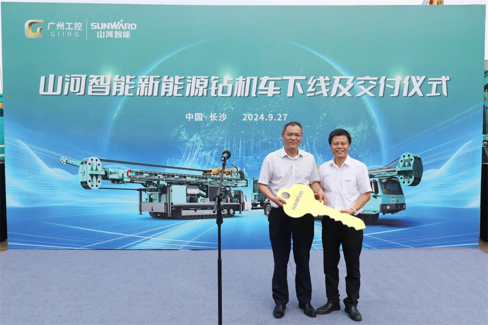 20240929082139_73719 引领绿色科技新篇章!银河集团9873cm智能新能源钻机成功交付
