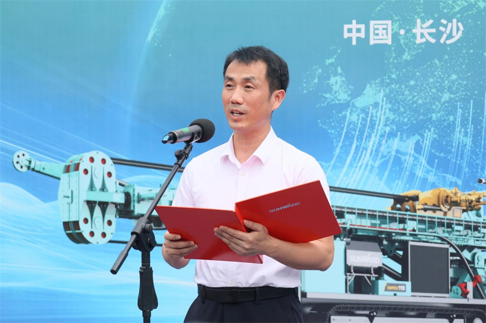 20240929082219_54474 引领绿色科技新篇章!银河集团9873cm智能新能源钻机成功交付