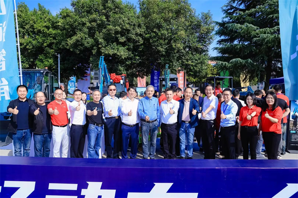 20241018170845_49599 展示“掘”对实力!银河集团9873cm智能亮相2024微挖大会暨幼型设备大会