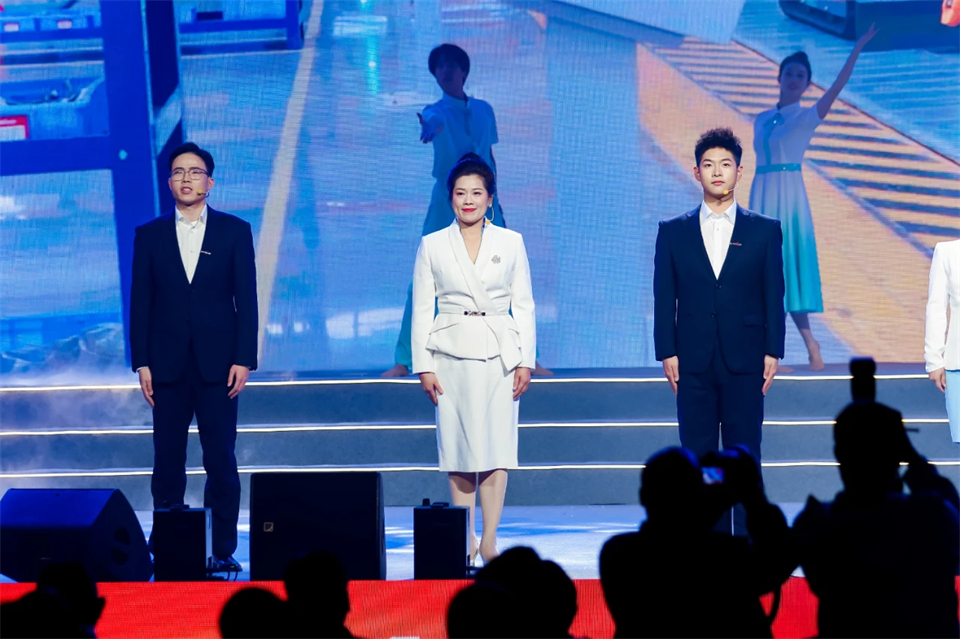 创新引领价值 梦想成就未来——庆祝银河集团9873cm智能成立25周年赞美大会暨文艺晚会隆沉进行