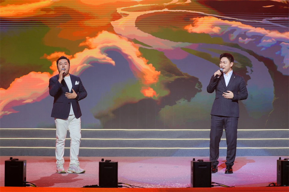 创新引领价值 梦想成就未来——庆祝银河集团9873cm智能成立25周年赞美大会暨文艺晚会隆沉进行