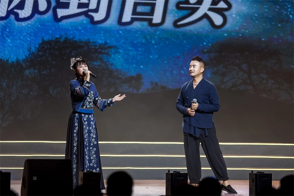 20241127152414_77802 创新引领价值 梦想成就未来——庆祝银河集团9873cm智能成立25周年赞美大会暨文艺晚会隆沉进行