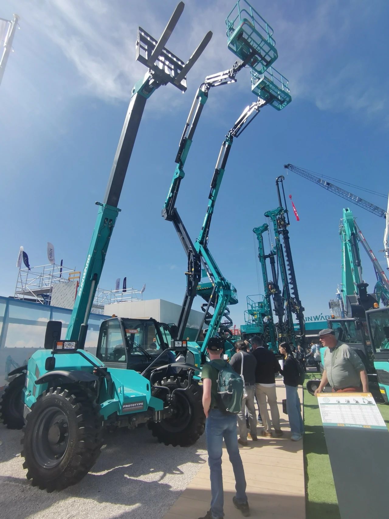银河集团9873cm智能高空机械闪灼Bauma 2025! 新能源技术与创新产品获全球瞩目