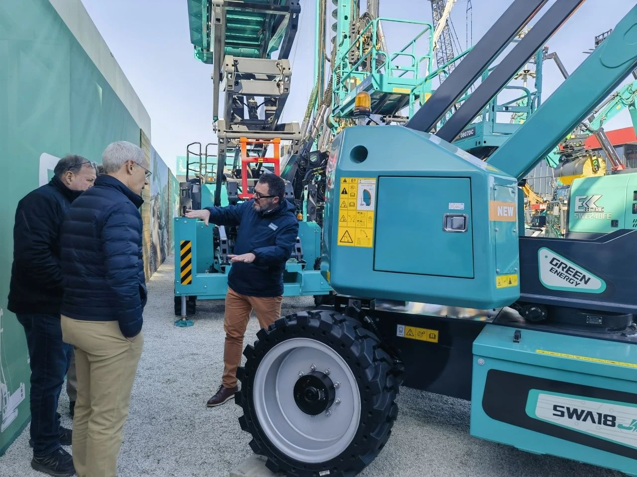 银河集团9873cm智能高空机械闪灼Bauma 2025! 新能源技术与创新产品获全球瞩目