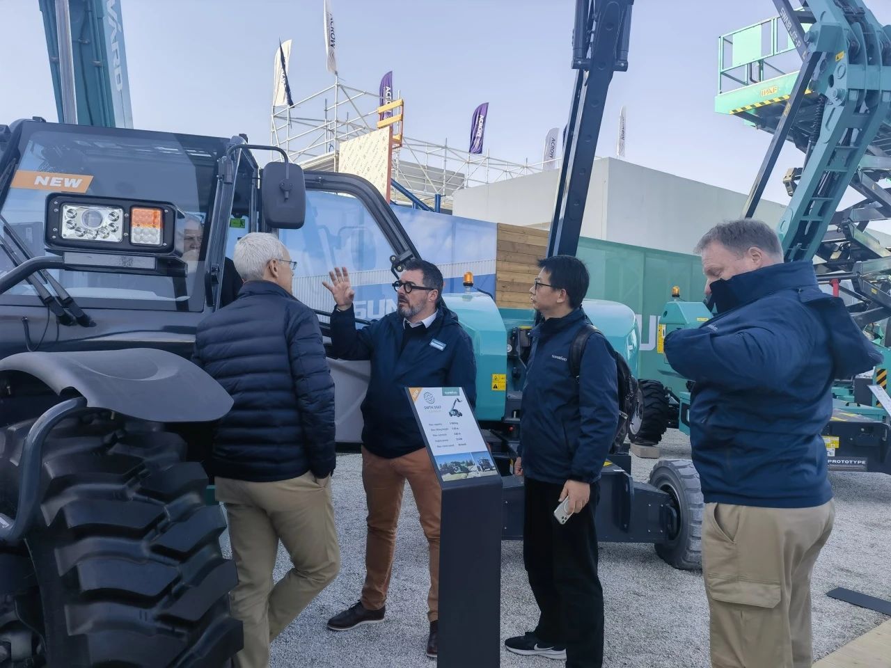 银河集团9873cm智能高空机械闪灼Bauma 2025! 新能源技术与创新产品获全球瞩目