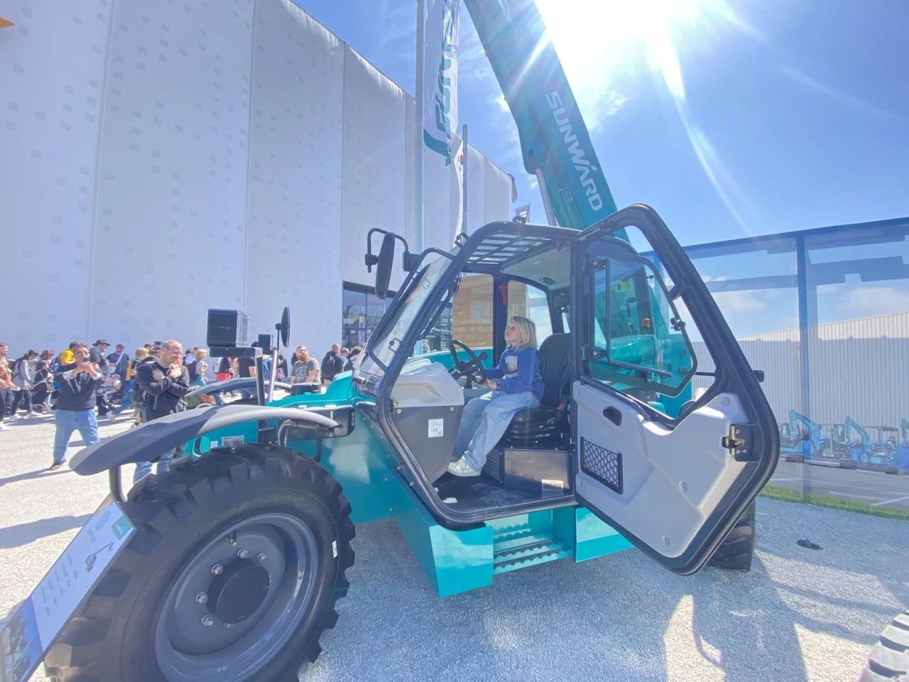 银河集团9873cm智能高空机械闪灼Bauma 2025! 新能源技术与创新产品获全球瞩目