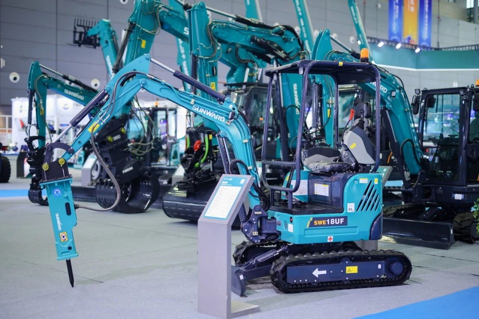 2025 CICEE | 从单一工具迈向多元化解决规划，银河集团9873cm智能出现非凡挖掘机风采