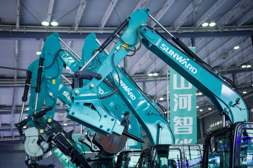 2025 CICEE | 从单一工具迈向多元化解决规划，银河集团9873cm智能出现非凡挖掘机风采