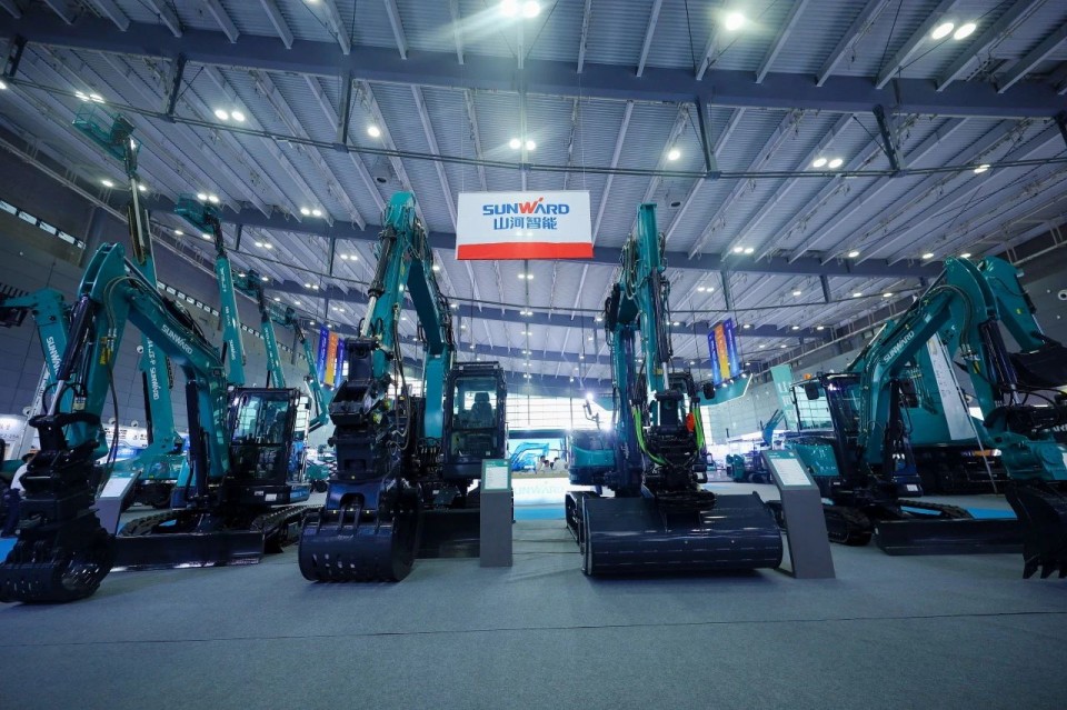 2025 CICEE | 从单一工具迈向多元化解决规划，银河集团9873cm智能出现非凡挖掘机风采