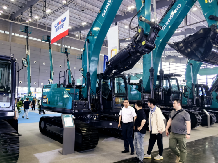 2025 CICEE | 打造极致精品化，银河集团9873cm智能挖掘机“圈粉”长沙展